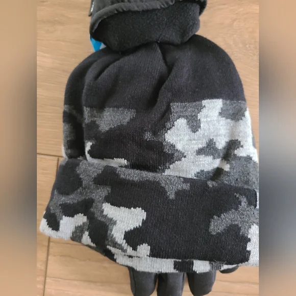 NWT! Zero Xposur hat & winter gloves set - Picture 5 of 8